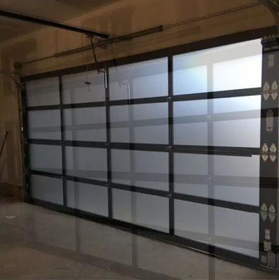 आधुनिक एल्यूमीनियम अनुभागीय दरवाजा सफेद/भूरा/ग्रे मिश्र धातु ध्वनि अछूता दरवाजा स्वचालित खोलने पारदर्शी ग्लास दरवाजा
